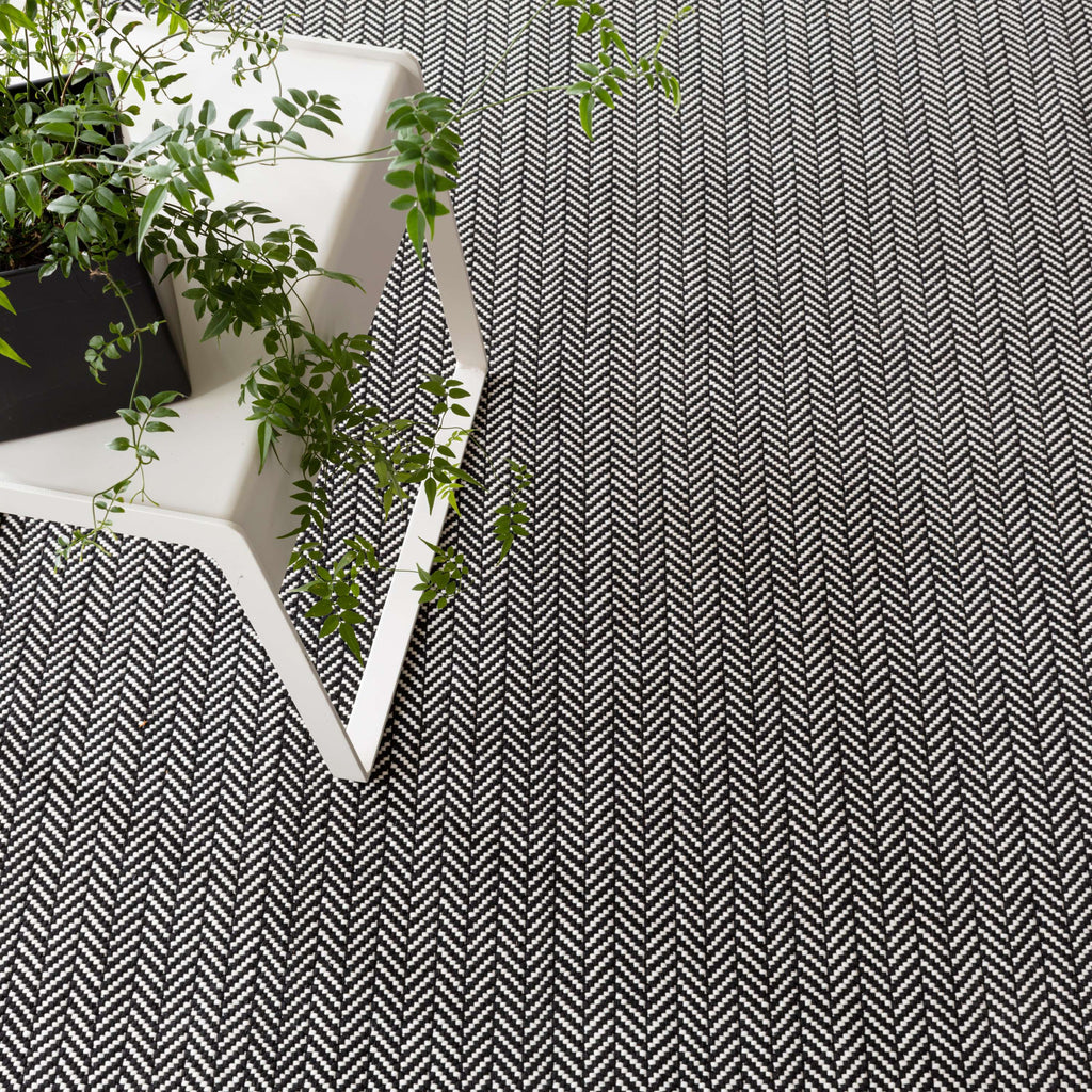 Herringbone Black/Ivory Indoor/Outdoor Rug - Light House Co.