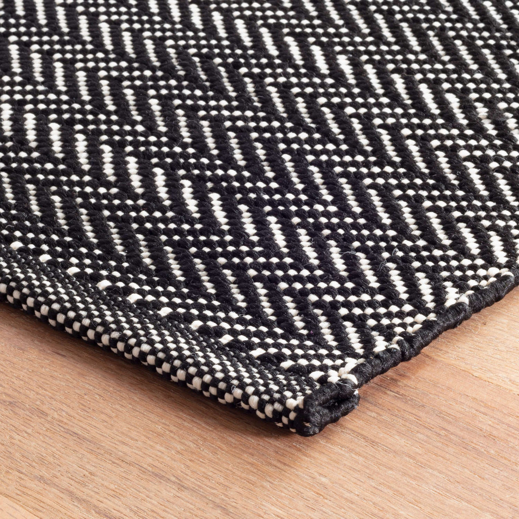 Herringbone Black/Ivory Indoor/Outdoor Rug - Light House Co.